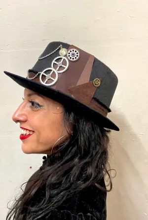 Key and Silver Chains Steampunk Top Hat (NN)