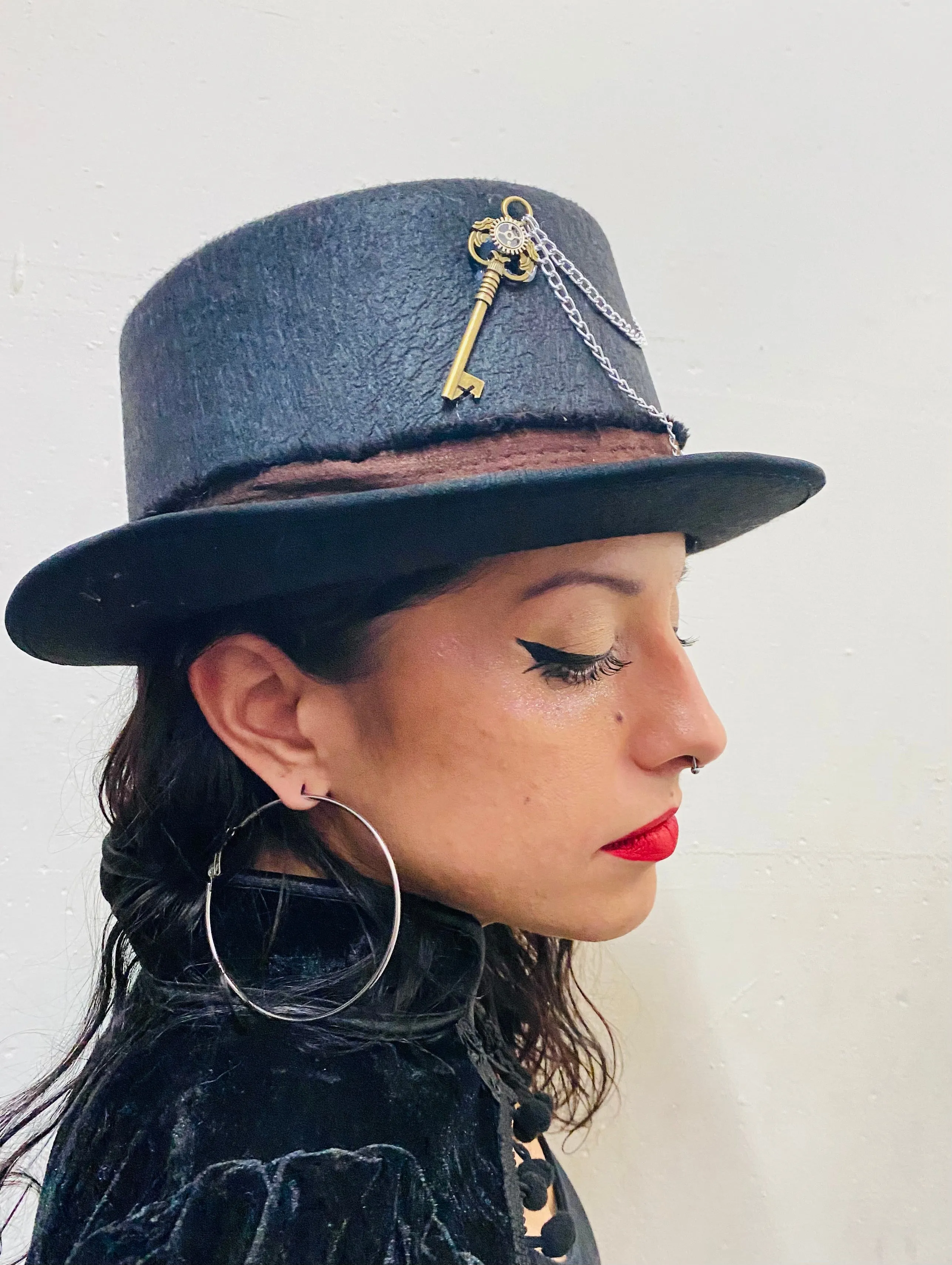 Key and Silver Chains Steampunk Top Hat (NN)