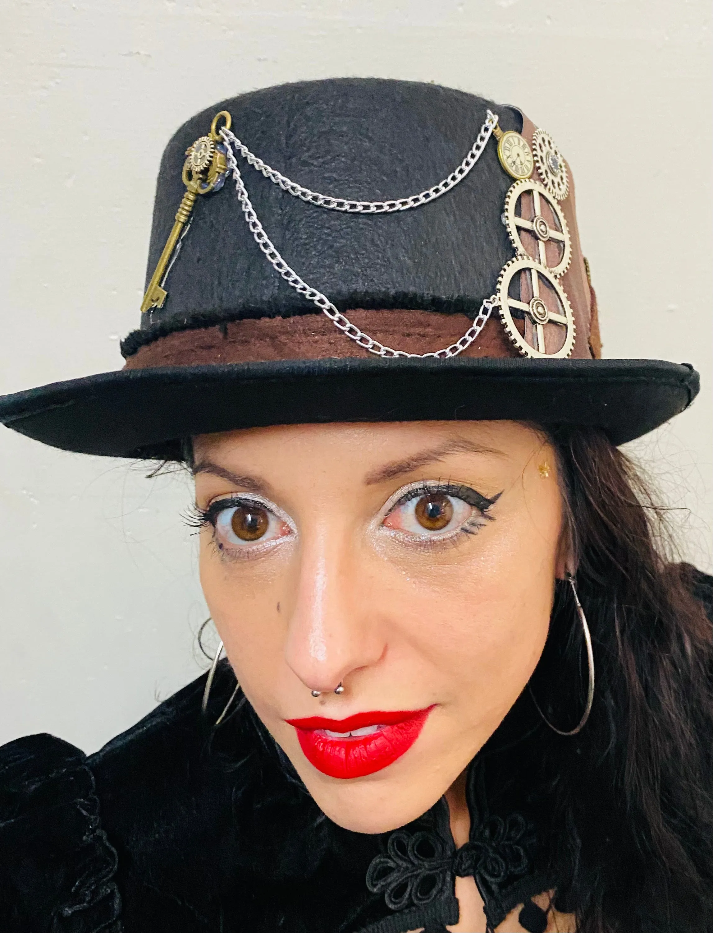 Key and Silver Chains Steampunk Top Hat (NN)