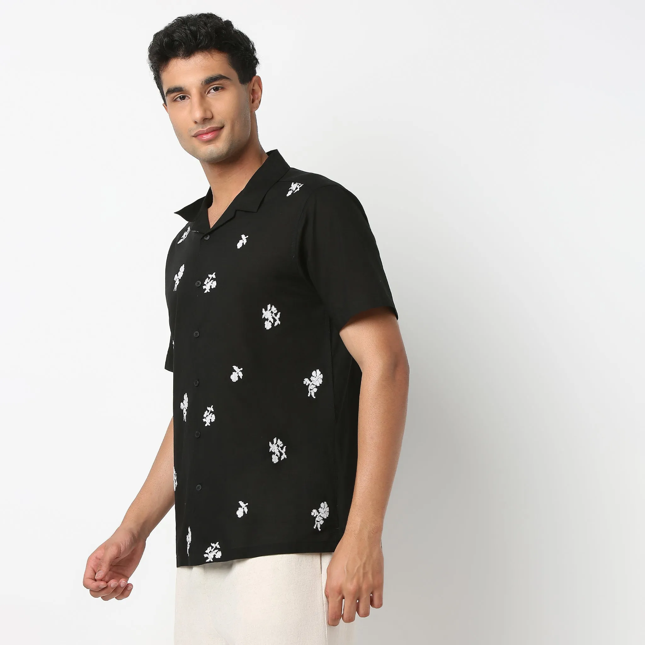 Moodᵉˣ Shirt - Camp Collar Solid with Embroidery Pattern