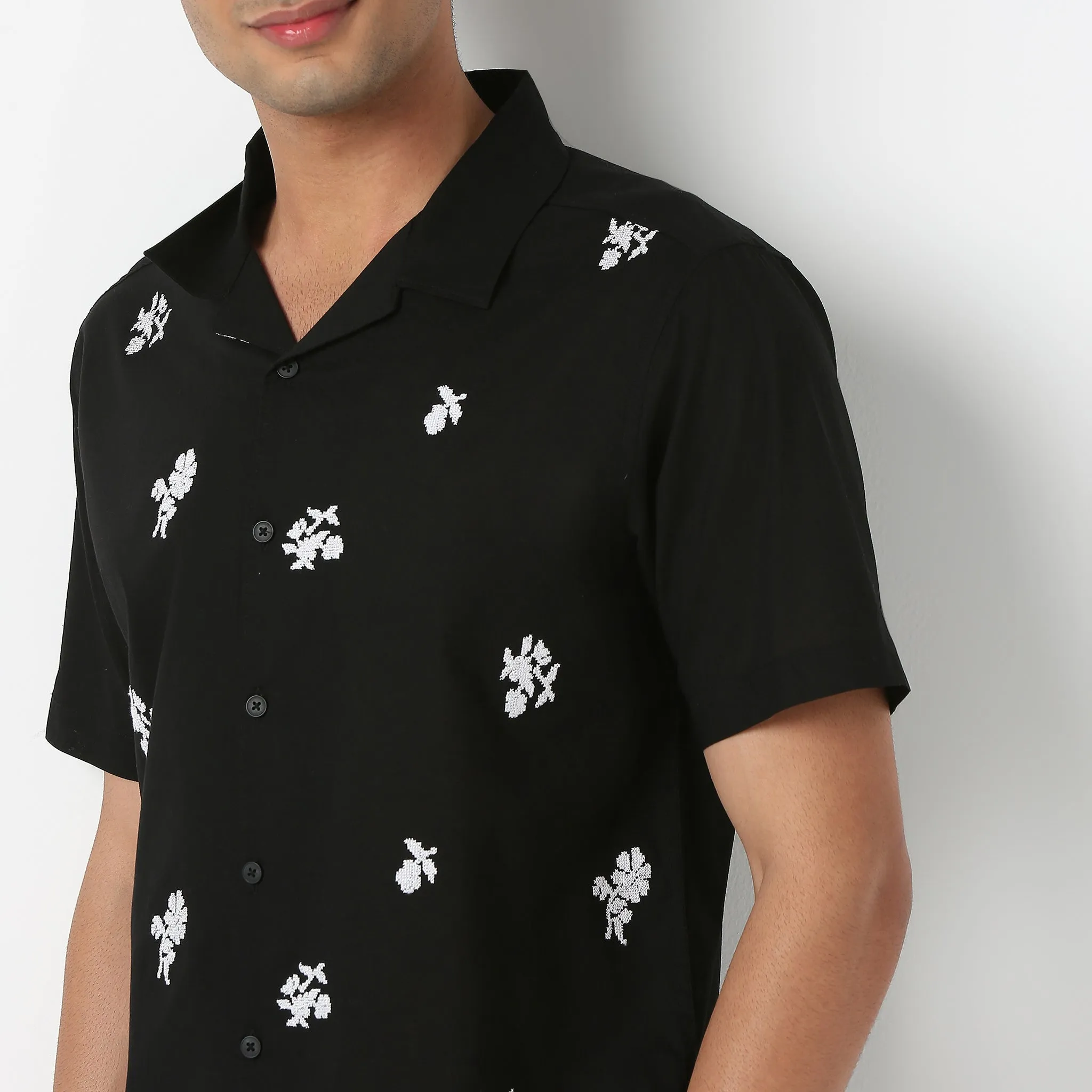 Moodᵉˣ Shirt - Camp Collar Solid with Embroidery Pattern